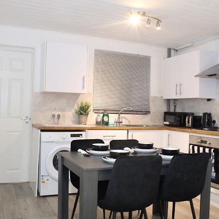 F2S Serviced Apartments 2Bedroom Terrace House With Free Wifi Netflix Suitable For Contractors Walking Distance To Train Station Derby Exterior photo
