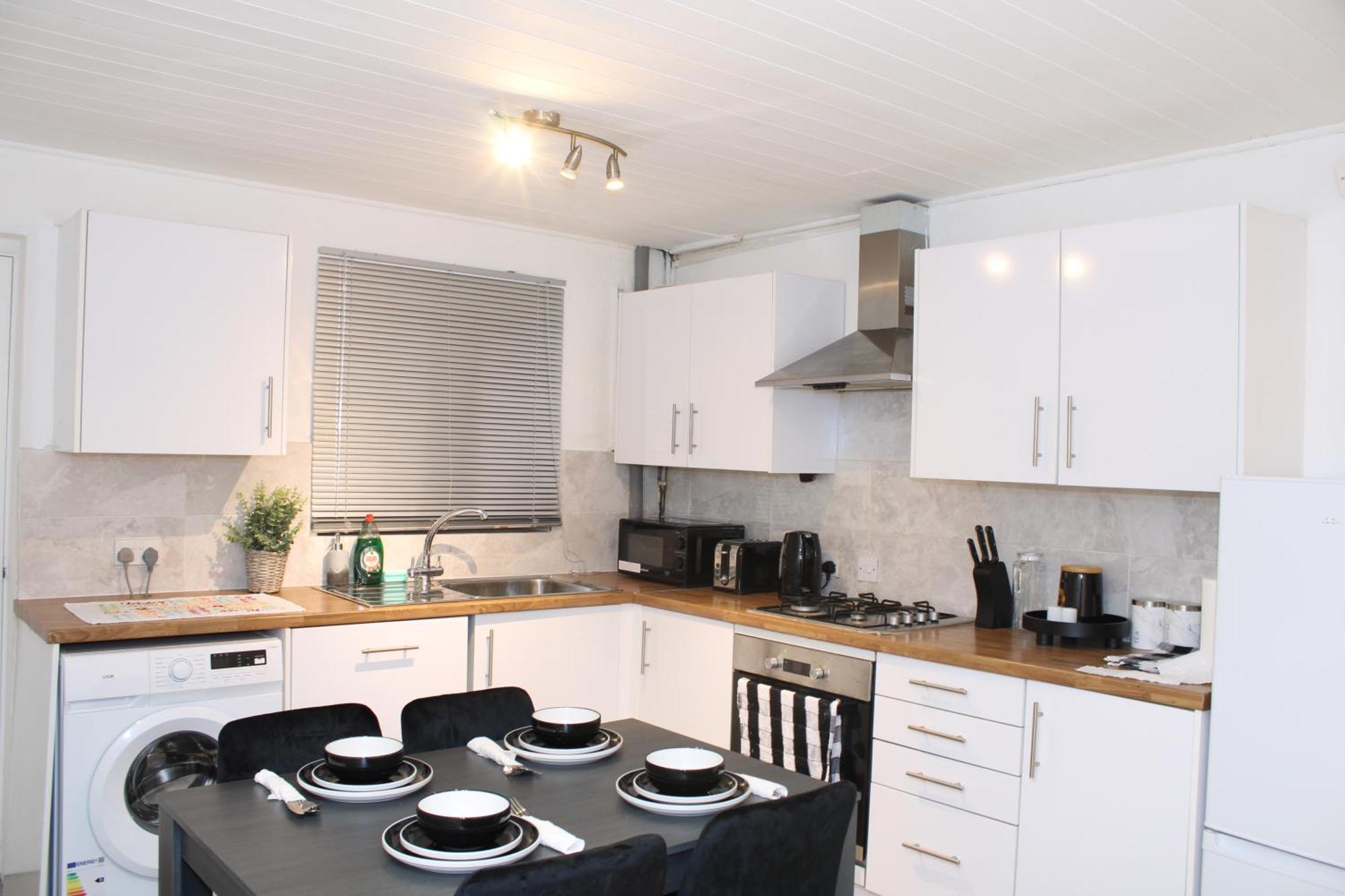 F2S Serviced Apartments 2Bedroom Terrace House With Free Wifi Netflix Suitable For Contractors Walking Distance To Train Station Derby Exterior photo